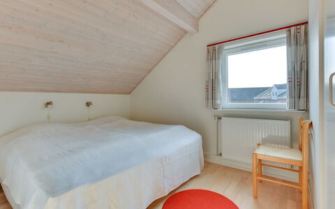 Jovanka - 2.3Km from the Sea: Holz, Flooring, Fussboden, Decke, Interior Design, Schlafzimmer, Bett, Holzboden, Zuhause, Bettdecke