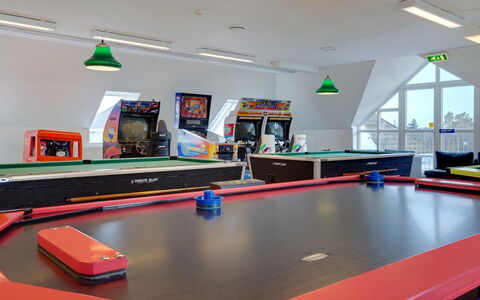 Gaida - 2.3Km from the Sea: Indoor Spiele Und Sport, Billiard-Tisch, Schwimmbad, Erholungsraum, Billiard Raum, Interior Design, Möbel, Tabelle, Sportausrüstung