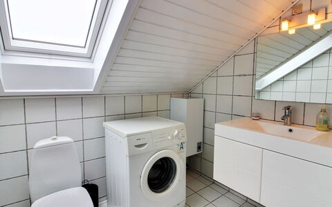 Anelia - 2.3Km from the Sea: Flooring, Armatur, Fussboden, Interior Design, Decke, Zapfhahn, Sinken, Waschmaschine, Installation, Badezimmer
