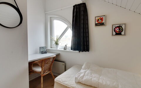 Anelia - 2.3Km from the Sea: Wand, Holz, Schlafzimmer, Interior Design, Bett, Fussboden, Flooring, Decke, Bettdecke, Bedding