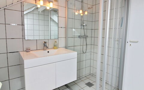 Anelia - 2.3Km from the Sea: Flooring, Armatur, Fussboden, Interior Design, Installation, Badezimmer, Zapfhahn, Fliese, Decke, Verbundwerkstoff