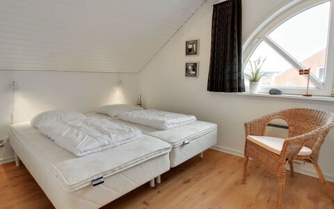 Anelia - 2.3Km from the Sea: Schlafzimmer, Bett, Möbel, Fussboden, Interior Design, Bettdecke, Bedding, Flooring, Linens, Decke