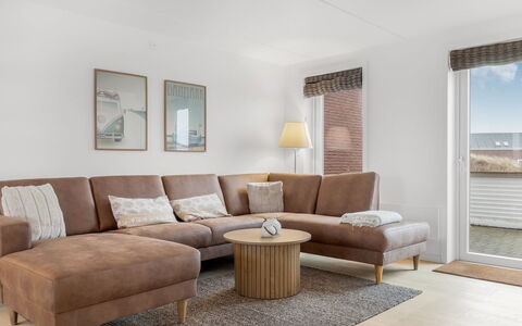 Anelia - 2.3Km from the Sea: Möbel, Holz, Interior Design, Fussboden, Flooring, Zuhause, Braun, Wohnzimmer, Dekokissen, Wohnung