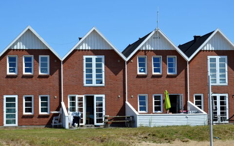 Lynne - 2.3Km from the Sea: Fenster, Fassade, Zuhause, Haus, Wohngebiet, Hütte, Abstellgleis, Schiebefenster, Estate, Rasen