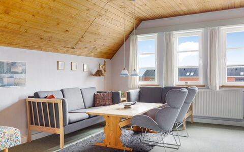 Lynne - 2.3Km from the Sea: Möbel, Flooring, Interior Design, Fussboden, Holz, Stuhl, Tabelle, Zimmer, Holzboden, Wohnzimmer