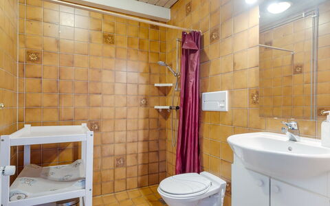 Lynne - 2.3Km from the Sea: Flooring, Fussboden, Interior Design, Armatur, Zimmer, Decke, Badezimmer, Installation, Sinken, Zapfhahn