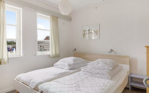 Lynne - 2.3Km from the Sea: Bett, Schlafzimmer, Fussboden, Interior Design, Bedding, Holz, Möbel, Bettdecke, Flooring, Decke
