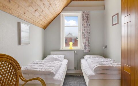 Lynne - 2.3Km from the Sea: Schlafzimmer, Bett, Holz, Bedding, Bettdecke, Fussboden, Interior Design, Bettrahmen, Flooring, Decke