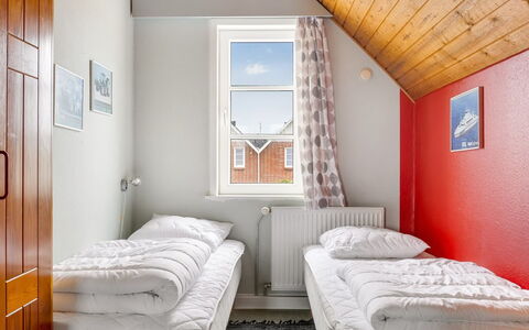 Lynne - 2.3Km from the Sea: Holz, Schlafzimmer, Haus, Zuhause, Bett, Bedding, Bettdecke, Linens, Bettrahmen, Einfrieren