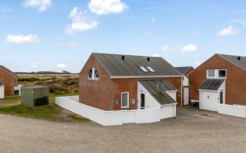 Sighwald - 2.3Km from the Sea: Hütte, Zuhause, Haus, Dach, Veranda, Estate, Abstellgleis, Gartenbauten, Bauernhaus, Garten