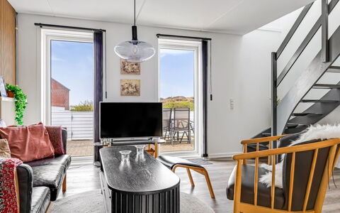 Sighwald - 2.3Km from the Sea: Möbel, Interior Design, Flooring, Fussboden, Holz, Decke, Wohnzimmer, Holzboden, Couch, Beleuchtung
