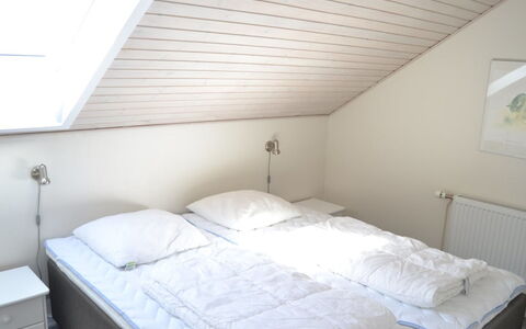 Nayana - 2.3Km from the Sea: Bett, Schlafzimmer, Holz, Bettdecke, Bedding, Fussboden, Interior Design, Linens, Flooring, Möbel