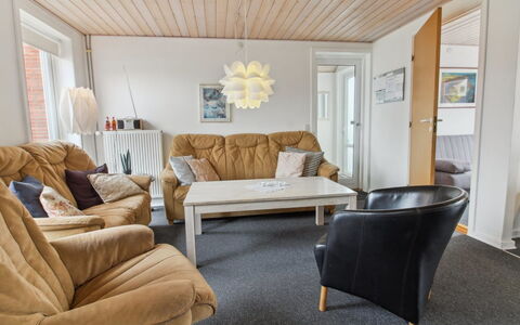 Alfa - 2.3Km from the Sea: Wohnung, Schatten, Balkon, Stuhl, Zaun, Gartenmöbel, Aluminium, Kunstrasen
