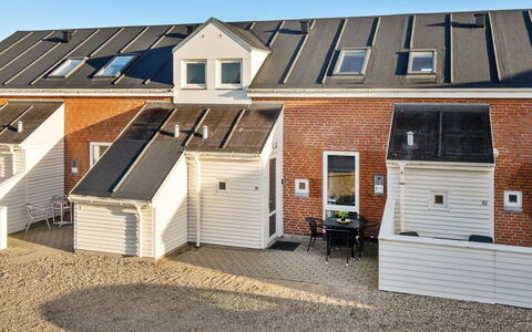Enita - 2.3Km from the Sea: Haus, Dach, Zuhause, Hütte, Schuppen, Gartenbauten, Abstellgleis, Garten, Blockhaus, Hütte