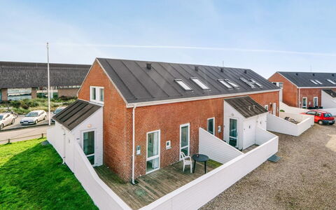 Ginger - 2.3Km from the Sea: Gebäude, Haus, Fenster, Zuhause, Dach, Wohngebiet, Strauch, Hütte, Grundstueck