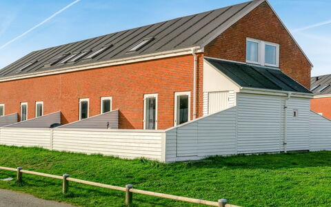 Ginger - 2.3Km from the Sea: Gebäude, Haus, Fenster, Zuhause, Dach, Wohngebiet, Strauch, Hütte, Grundstueck