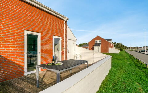 Ginger - 2.3Km from the Sea: Gebäude, Haus, Fenster, Zuhause, Dach, Wohngebiet, Strauch, Hütte, Grundstueck