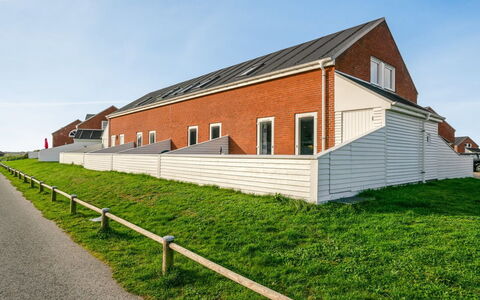 Ginger - 2.3Km from the Sea: Gebäude, Haus, Fenster, Zuhause, Dach, Wohngebiet, Strauch, Hütte, Grundstueck