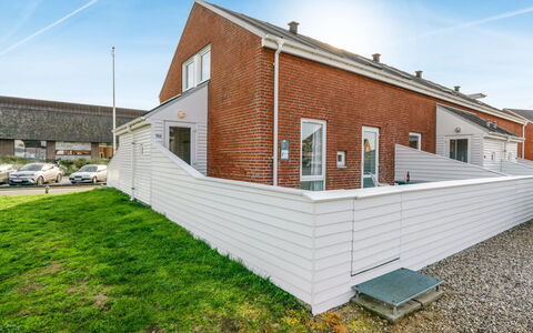 Ginger - 2.3Km from the Sea: Gebäude, Haus, Fenster, Zuhause, Dach, Wohngebiet, Strauch, Hütte, Grundstueck