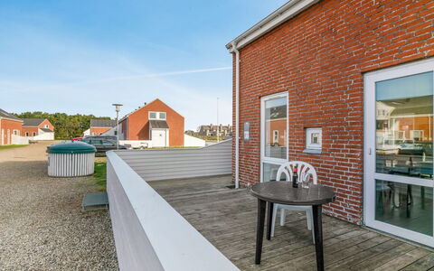 Ginger - 2.3Km from the Sea: Gebäude, Haus, Fenster, Zuhause, Dach, Wohngebiet, Strauch, Hütte, Grundstueck