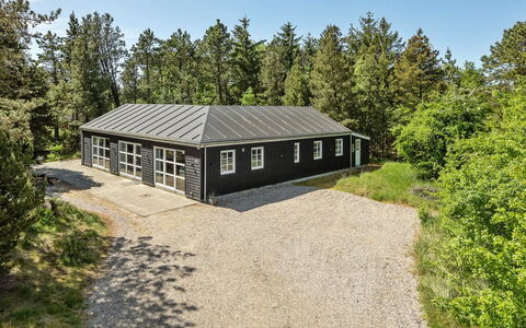 Svanborg - 3.7Km from the Sea: Dach, Haus, Grundstueck, Zuhause, Hütte, Estate, Gartenbauten, Schatten, Blockhaus, Landscaping