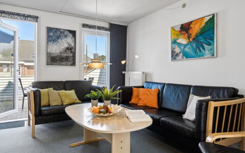 Gaëlle - 2.3Km from the Sea: Möbel, Interior Design, Wand, Flooring, Decke, Fussboden, Holz, Couch, Wohnzimmer, Beleuchtung