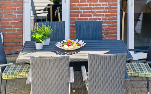 Gaëlle - 2.3Km from the Sea: Möbel, Gartenmöbel, Stuhl, Tisch Im Freien, Tabelle, Küche & Esszimmer Tisch, Blumentopf, Terrasse, Zimmerpflanze, Garten