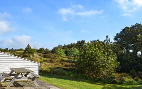 Edeltraud - 2.3Km from the Sea: Dach, Haus, Grundstueck, Zuhause, Hütte, Estate, Gartenbauten, Schatten, Blockhaus, Landscaping