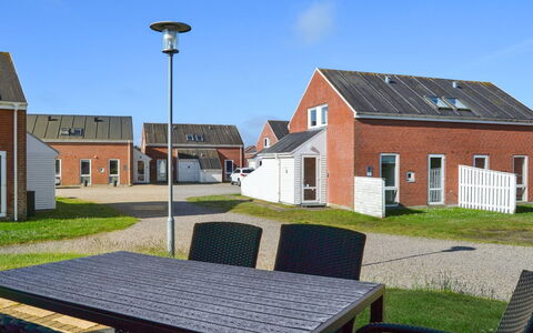 Edeltraud - 2.3Km from the Sea: Dach, Haus, Grundstueck, Zuhause, Hütte, Estate, Gartenbauten, Schatten, Blockhaus, Landscaping