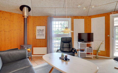 Mariette - 3.1Km from the Sea: Flooring, Interior Design, Fussboden, Möbel, Decke, Stuhl, Holzbeize, Light Fixture, Hartholz, Wohnzimmer