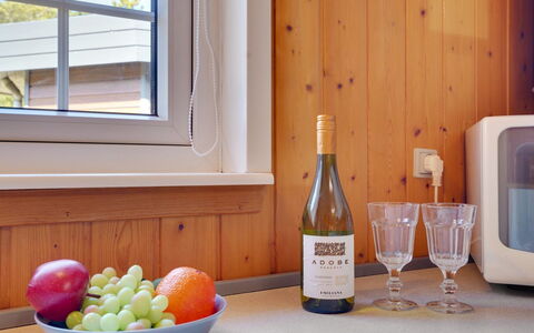 Mariette - 3.1Km from the Sea: Glas, Drinkware, Servierware, Holzbeize, Lack, Essen, Hartholz, Glasflasche, Flasche