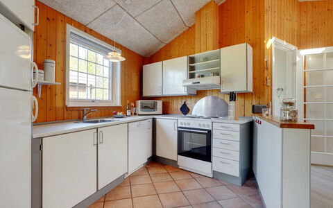 Mariette - 3.1Km from the Sea: Küche, Küchengerät, Countertop, Major Appliance, Flooring, Holz, Interior Design, Decke, Fussboden, Cabinetry
