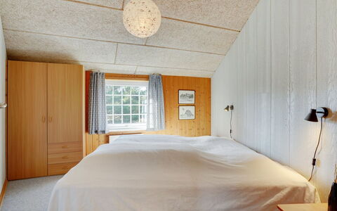 Mariette - 3.1Km from the Sea: Holz, Flooring, Decke, Interior Design, Fussboden, Schlafzimmer, Beleuchtung, Bett, Möbel, Zimmer