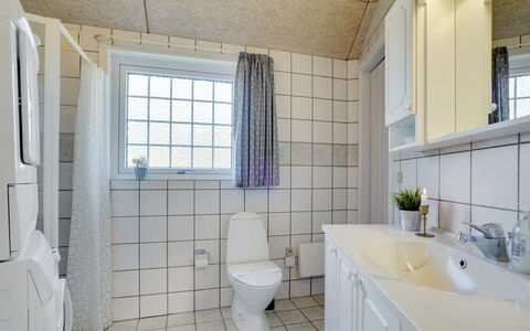 Mariette - 3.1Km from the Sea: Armatur, Flooring, Fussboden, Sinken, Installation, Decke, Zapfhahn, Verbundwerkstoff, Fliese, Badezimmer