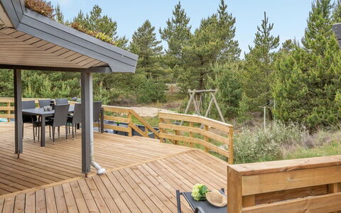 Mariette - 3.1Km from the Sea: Holz, Hartholz, Planke, Deck, Holzbeize, Veranda, Holz, Holzboden, Geländer, Schatten