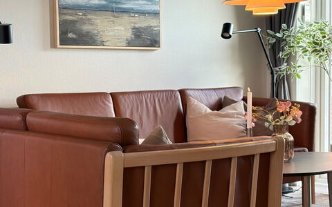 Adils - 2.5Km from the Sea: Holz, Interior Design, Braun, Möbel, Holzbeize, Hartholz, Lack, Design, Sperrholz, Wohnzimmer