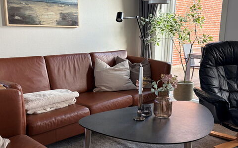 Adils - 2.5Km from the Sea: Möbel, Couch, Wohnzimmer, Interior Design, Zuhause, Flooring, Fussboden, Holzboden