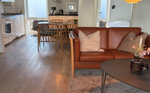 Adils - 2.5Km from the Sea: Möbel, Fussboden, Flooring, Interior Design, Holzboden, Holz, Laminatboden, Zuhause, Wohnzimmer, Stuhl