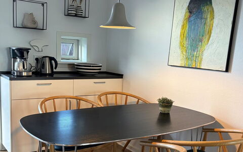 Adils - 2.5Km from the Sea: Möbel, Interior Design, Flooring, Holz, Esszimmer, Fussboden, Küche & Esszimmer Tisch, Tabelle, Beleuchtung, Stuhl