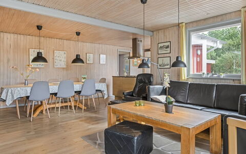 Gabriela - 1Km from the Sea: Holz, Flooring, Möbel, Interior Design, Decke, Zuhause, Fussboden, Wohnzimmer, Couch, Holzboden