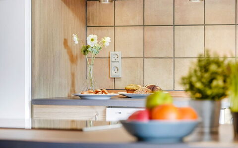 Gabriela - 1Km from the Sea: Küche, Countertop, Küchengerät, Geschirr, Interior Design, Cabinetry, Haushaltsgerät, Essen, Möbel