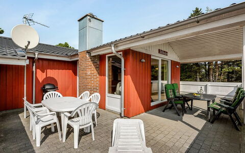 Gabriela - 1Km from the Sea: Haus, Zuhause, Hütte, Dach, Tür, Abstellgleis, Holzbeize, Veranda, Hartholz, Schatten