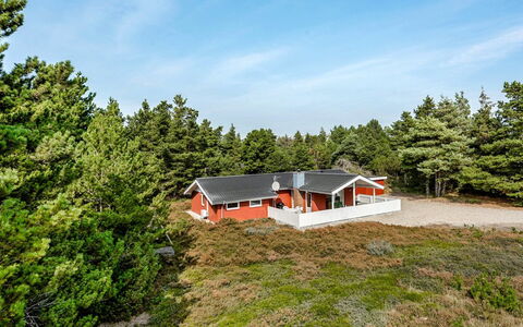 Gabriela - 1Km from the Sea: Gebäude, Haus, Fenster, Zuhause, Dach, Wohngebiet, Strauch, Hütte, Grundstueck