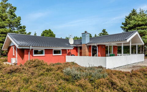 Gabriela - 1Km from the Sea: Gebäude, Haus, Fenster, Zuhause, Dach, Wohngebiet, Strauch, Hütte, Grundstueck