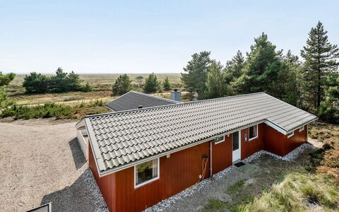 Gabriela - 1Km from the Sea: Gebäude, Haus, Fenster, Zuhause, Dach, Wohngebiet, Strauch, Hütte, Grundstueck