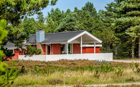 Gabriela - 1Km from the Sea: Gebäude, Haus, Fenster, Zuhause, Dach, Wohngebiet, Strauch, Hütte, Grundstueck