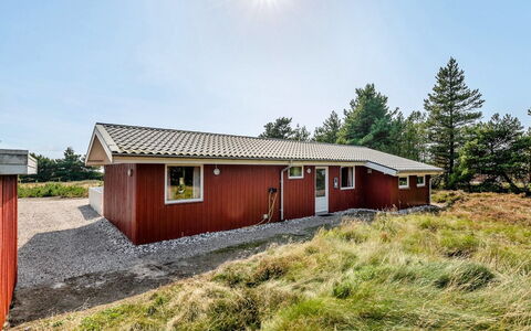 Gabriela - 1Km from the Sea: Gebäude, Haus, Fenster, Zuhause, Dach, Wohngebiet, Strauch, Hütte, Grundstueck