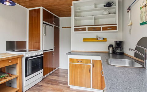Christian - 3.5Km from the Sea: Küche, Countertop, Major Appliance, Küchengerät, Interior Design, Cabinetry, Flooring, Holz, Möbel, Decke
