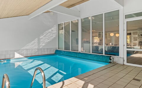 Cora - 1Km from the Sea: Decke, Flooring, Interior Design, Fussboden, Verbundwerkstoff, Möbel, Resort, Hotel, Design, Daylighting