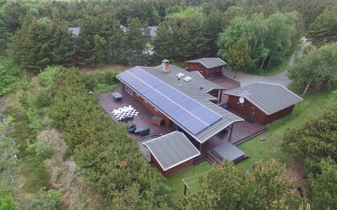 Patrizia - 1Km from the Sea: Gebäude, Haus, Fenster, Zuhause, Dach, Wohngebiet, Strauch, Hütte, Grundstueck
